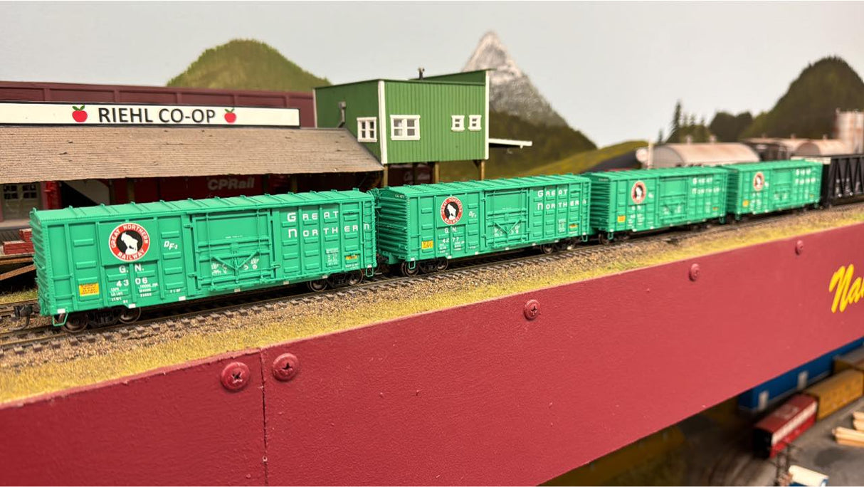 32057 Great Northern 40ft Rebuilt Waffle Boxcar