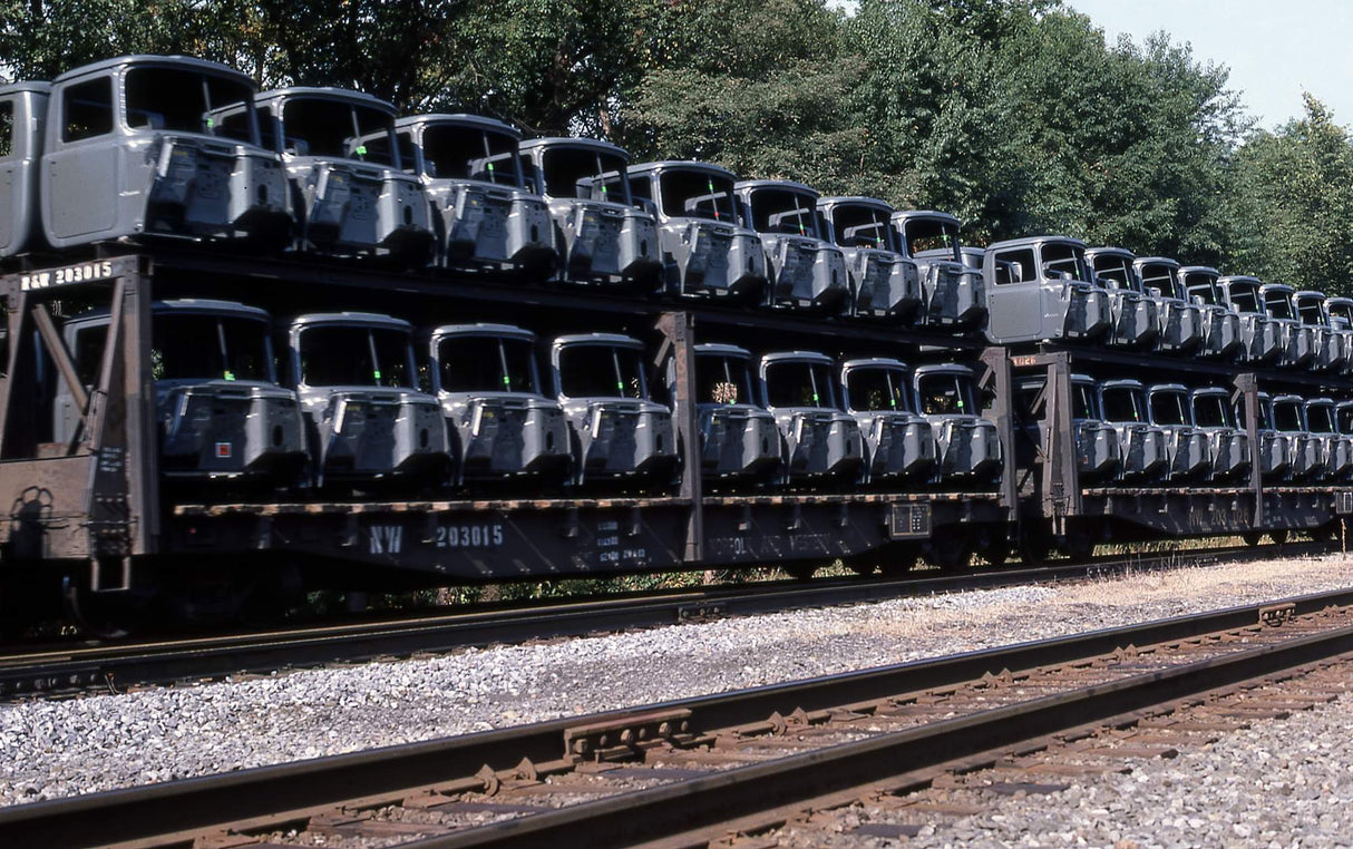 35102 N&W F20 Flat Car Load - 32 Mack R Cabs - NO vent