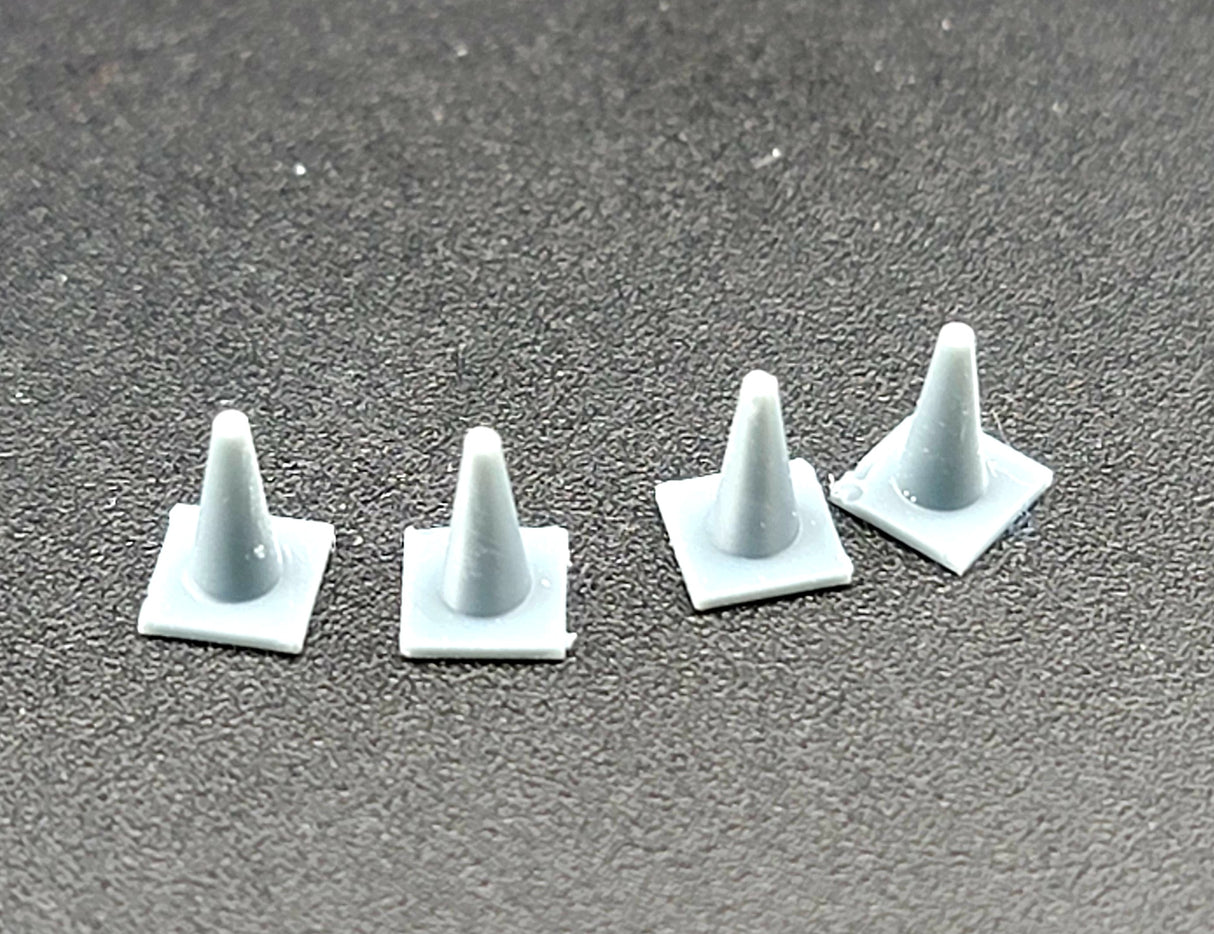 25039 18 inch Traffic Cones - 20pcs N Scale