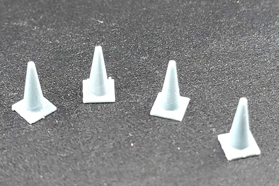 35040 28 inch Traffic Cones - 20pcs HO Scale