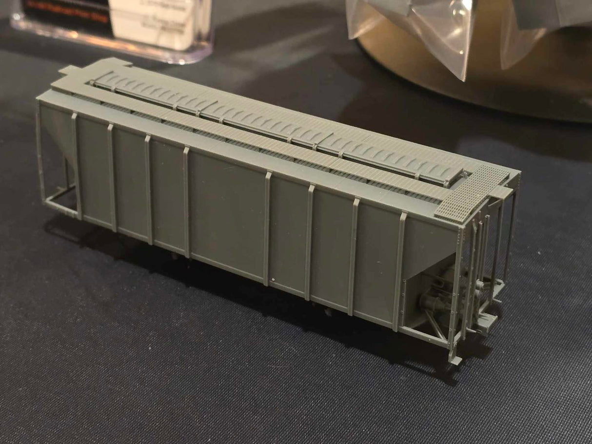 32019 D&H PS-2CD Covered Hopper