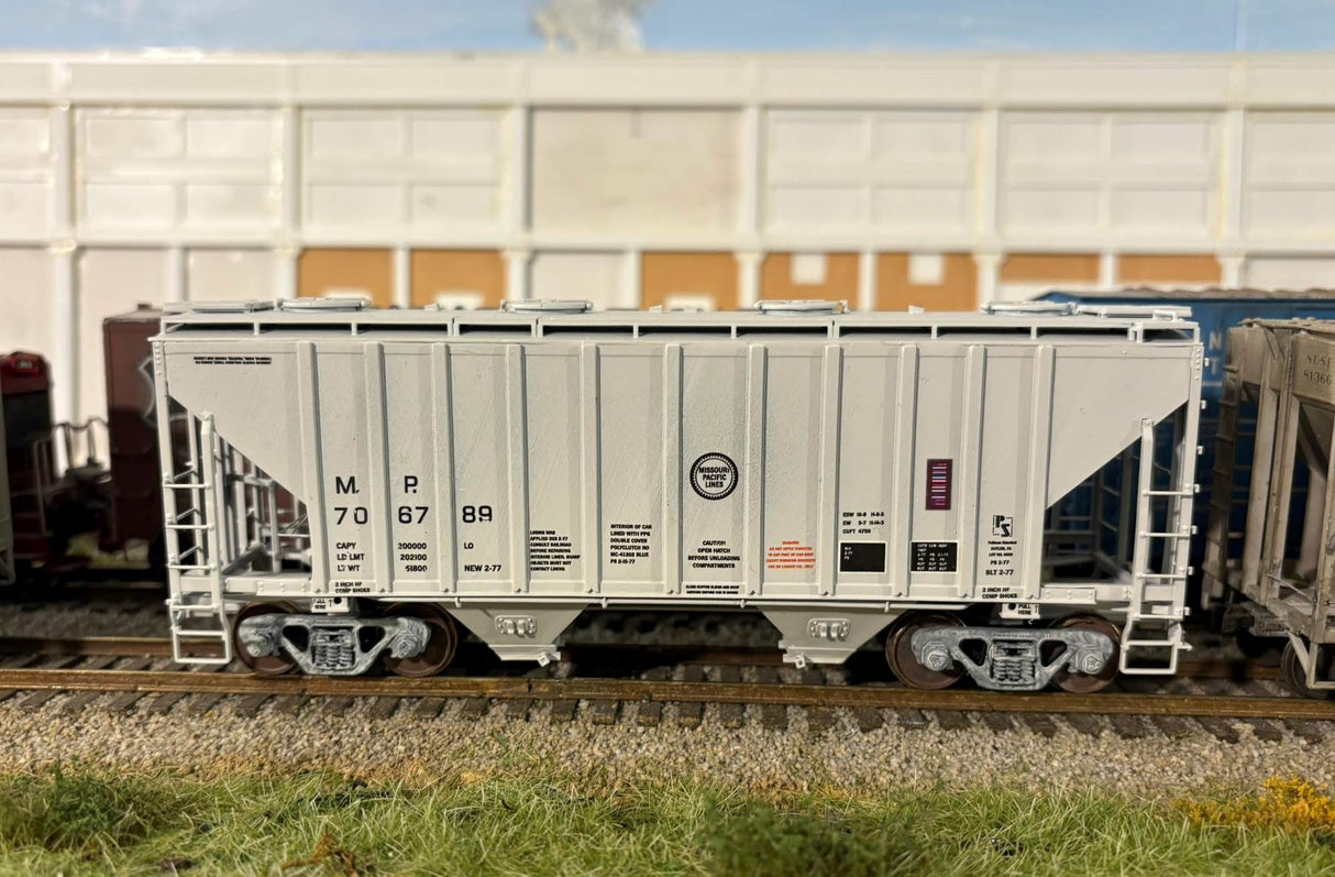 42002 S Scale Pullman Standard 3000 Covered Hopper